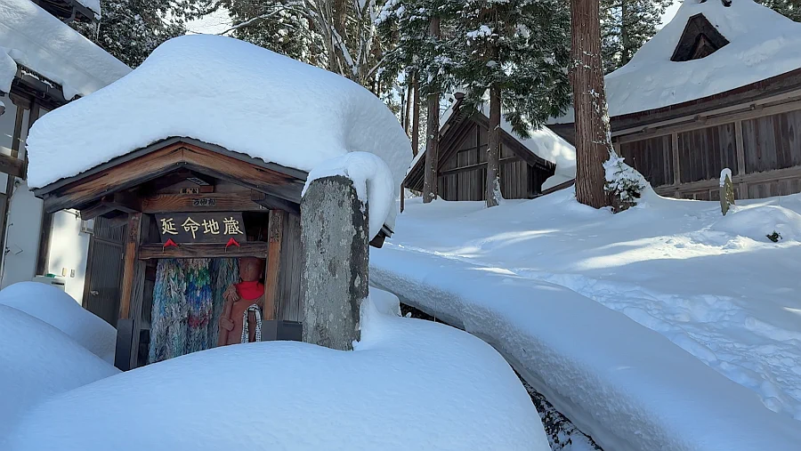 Traditional streets and steaming hot springs in Nozawa Onsen
